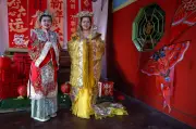 Keluarga di Gua Musang Sambut Tahun Kuda dengan Pakaian Imperial Sutera dan Benang Emas