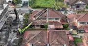 Kren Tumbang Hancurkan Bumbung Dua Rumah di Kuching, Tiada Kecederaan Dilaporkan