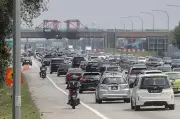 Lalu Lintas Perlahan di Lebuhraya Utama Seluruh Negara Tengah Hari Akibat Hujan