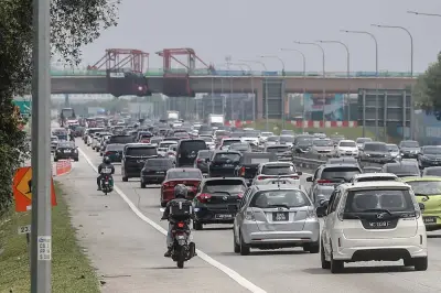 Kesesakan Lalu Lintas Melanda Lebuhraya Utama di Seluruh Negara Akibat Kemalangan dan Kenderaan Rosak