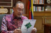 Anwar Terharu Terima Kad Raya Kreatif Pelajar, Ada Lukisan dan Lampu