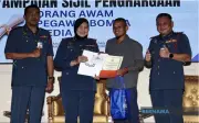 Bapa Bercuti Disanjung Bomba Johor Selepas Selamatkan Dua Kanak-Kanak Daripada Lemas di Kota Tinggi