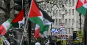 Beratus-Ratus Sertai Perarakan Pro-Palestin yang Diharamkan di UK