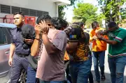 Lapan Lelaki Tidak Mengaku Bersalah di Mahkamah George Town Atas Dakwaan Cederakan Tiga Polis