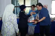 Pejabat Perdana Menteri Hantar Hadiah Ramadan RM300,000 kepada 650 Pegawai Barisan Hadapan