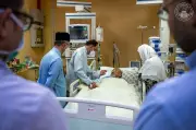 PM Anwar Lawat 'Sahabat Lama' Hashim Jasin di Hospital Pulau Pinang