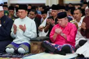 Raja dan Permaisuri Malaysia Sempurnakan Solat Aidilfitri di Istana Negara