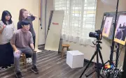 Studio Foto Ini Ubah Selfie Menjadi Kenangan Keluarga yang Abadi