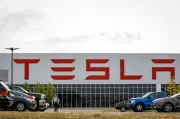 Tesla Dapat Lesen Bekal Elektrik ke Rumah di UK Semasa Bil Tenaga Melambung