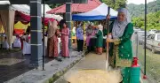 Tradisi Membuat Dodol Raya Masih Dipertahankan di Kampung Keru