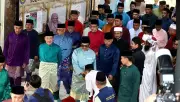 Tun Musa Aman dan Hajiji Noor Sertai Solat Aidilfitri di Masjid Negeri Sabah