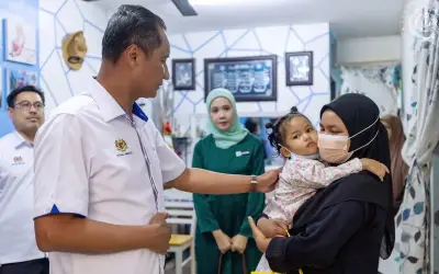 Agong dan Permaisuri Beri Sumbangan kepada Waris Mangsa Kemalangan Maut di Klang