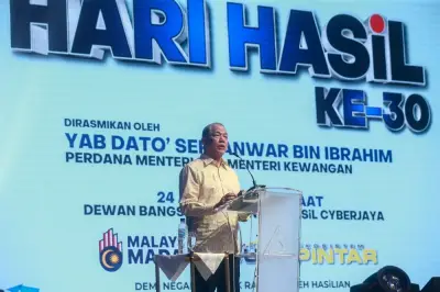 Anwar gesa sektor swasta guna kerja fleksibel, kurangkan kos bahan api