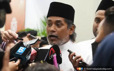 Khairy Jamaluddin Hormati Kehendak Pak Lah, Sokong Reezal di Kepala Batas