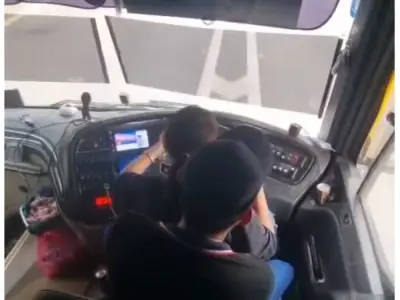 Pemandu Bas Diberhentikan, Polis Cari Pasangan Selepas Video Viral Duduk Atas Ribu di Lebuhraya