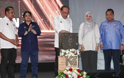 PM Anwar Gesa Institusi Pendidikan Perkenal Kursus Baharu Cepat Ikut Teknologi