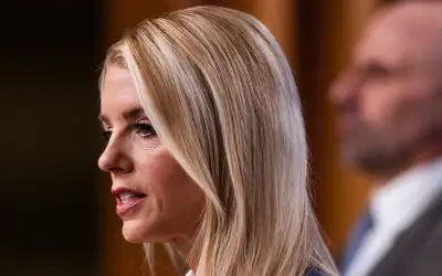 Trump Pecat Peguam Negara Pam Bondi, Ganti Dengan Bekas Peguam Peribadi