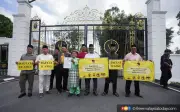 5 NGO serah memorandum pertahan Tuanku Muhriz kekal Yamtuan