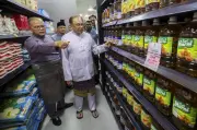 Anwar Utamakan Peniaga Kecil di Kuantan, Kurangkan Fokus pada Projek Mega