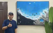 Artis rakam ketenangan laut dalam resin