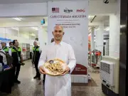 Bekas pemain bola sepak bawa makanan Malaysia ke Mekah untuk jemaah haji