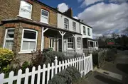 Dari Bilik Tidur di Bromley ke Legenda: Kisah Rumah Kanak-Kanak David Bowie