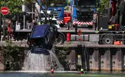Empat mangsa diselamatkan selepas bas terjun ke Sungai Seine