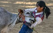 Gadis koboi Filipina tundukkan lembu dan stereotaip di rodeo