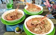 Gerai Sarawak Laksa Hidangkan Lobster dengan Harga Berpatutan di Kuching