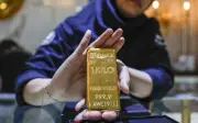 Harga Emas Jatuh Akibat Ketegangan Hormuz, Kebimbangan Inflasi Meningkat
