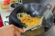 Harga Mee dan Kuey Teow Bakal Naik Akibat Krisis Pembungkusan Makanan di Malaysia