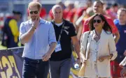 Harry dan Meghan Tiba di Australia dengan Sambutan yang Lebih Tenang
