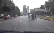 Kejadian Mengerikan di Lebuhraya KL: SUV Terbalik dan Meluncur dalam Video Dashcam Viral
