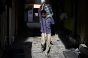 Pekerja Migran di Delhi Tertekan Kos Gas LPG Melambung, Pertimbang Pulang