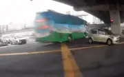 Pemandu bas ditahan sebab langgar lampu merah, rempuh tiga kereta