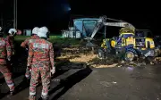 Pemandu maut jentera berat terjunam kolam kelapa sawit