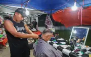 Pendandan Rambut Khemah Azman Bawa Potongan Rambut ke Sukau Luar Bandar