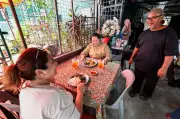 Penjual JB Kekalkan Set Makanan RM5 Walaupun Kos Meningkat
