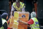 Penyiasat Dedah Beg Penuh Wang Tunai & Barang Kemas Tumpah Dalam Siasatan Rosmah