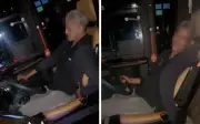 Polis Buru Pemandu Bas Ekspres Santai Pandu Sebelah Tangan di Lebuhraya