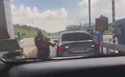 Polis tangkap lelaki disyaki sepak kereta di plaza tol Kajang
