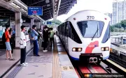 Prasarana Cadang Pasang Halangan di Stesen LRT, Kata Loke