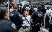 Puluhan Penunjuk Perasaan Pro-Palestin Ditahan dalam Demonstrasi di New York
