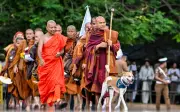 Rahib Vietnam tamatkan perjalanan tanpa alas kaki di Sri Lanka dengan anjing dan rayuan keamanan