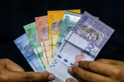 Ringgit dibuka tinggi berbanding dolar AS, tunggu mesyuarat Fed