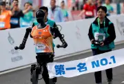 Robot Humanoid Uji Ketahanan dalam Separuh Maraton Beijing, Tunjukkan Kemajuan AI China