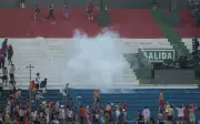 Rusuhan di Stadium Paraguay: Berbilang Cedera, Perlawanan Digantung