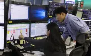 Saham jatuh, minyak naik, pelabur tunggu pendapatan teknologi dan Fed