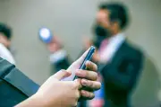 Telefon Flip Kembali: Generasi Muda AS Sengaja Log Off