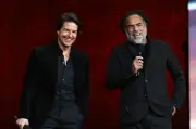 Tom Cruise Tampil Dengan Rupa Baru Eksentrik Dalam Filem 'Digger' Di CinemaCon